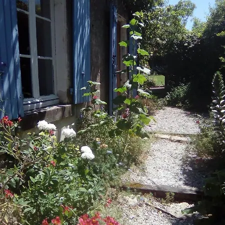 Les Volets Bleus * Arçais