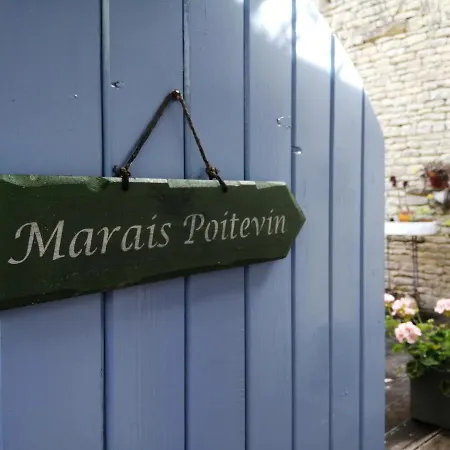 Les Volets Bleus Arçais