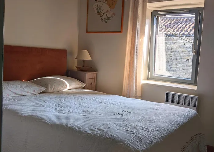 Holiday home Les Volets Bleus Arcais